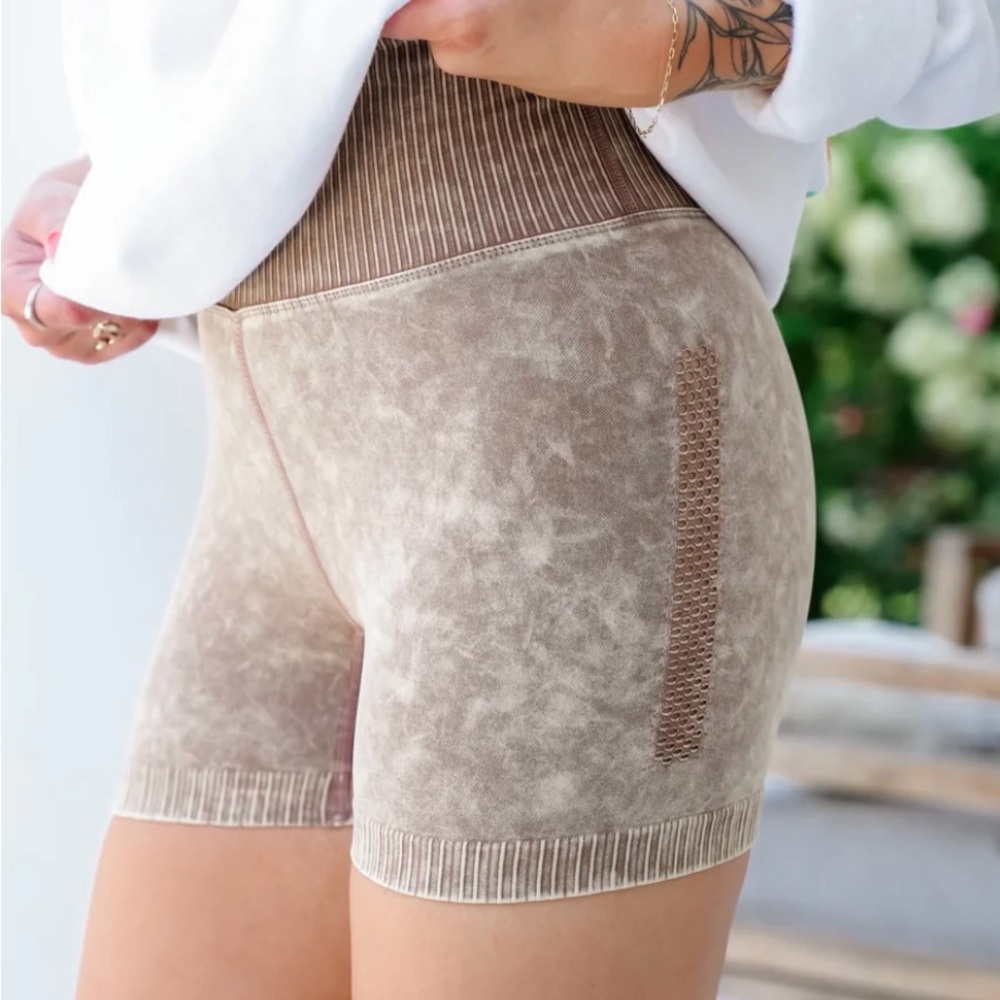 🟠NWT ZENANA Seamless High Waisted Stone Washed Shorts in Mocha S/M